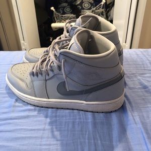 Jordan 1 mid grey